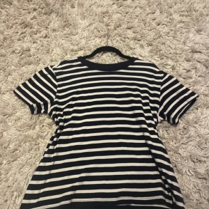 Svartvit randig t-shirt från H&M - Säljer en svartvit randig t-shirt från H&M. Passar även L men är storlek M. Inga defekter och använd fåtal gånger köpte den 2022