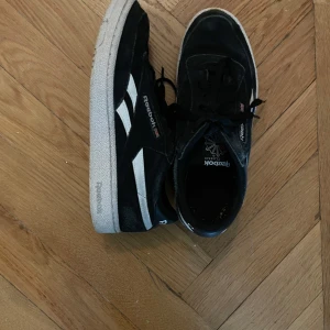 Svarta Reebok sneakers  - Storlek: 42