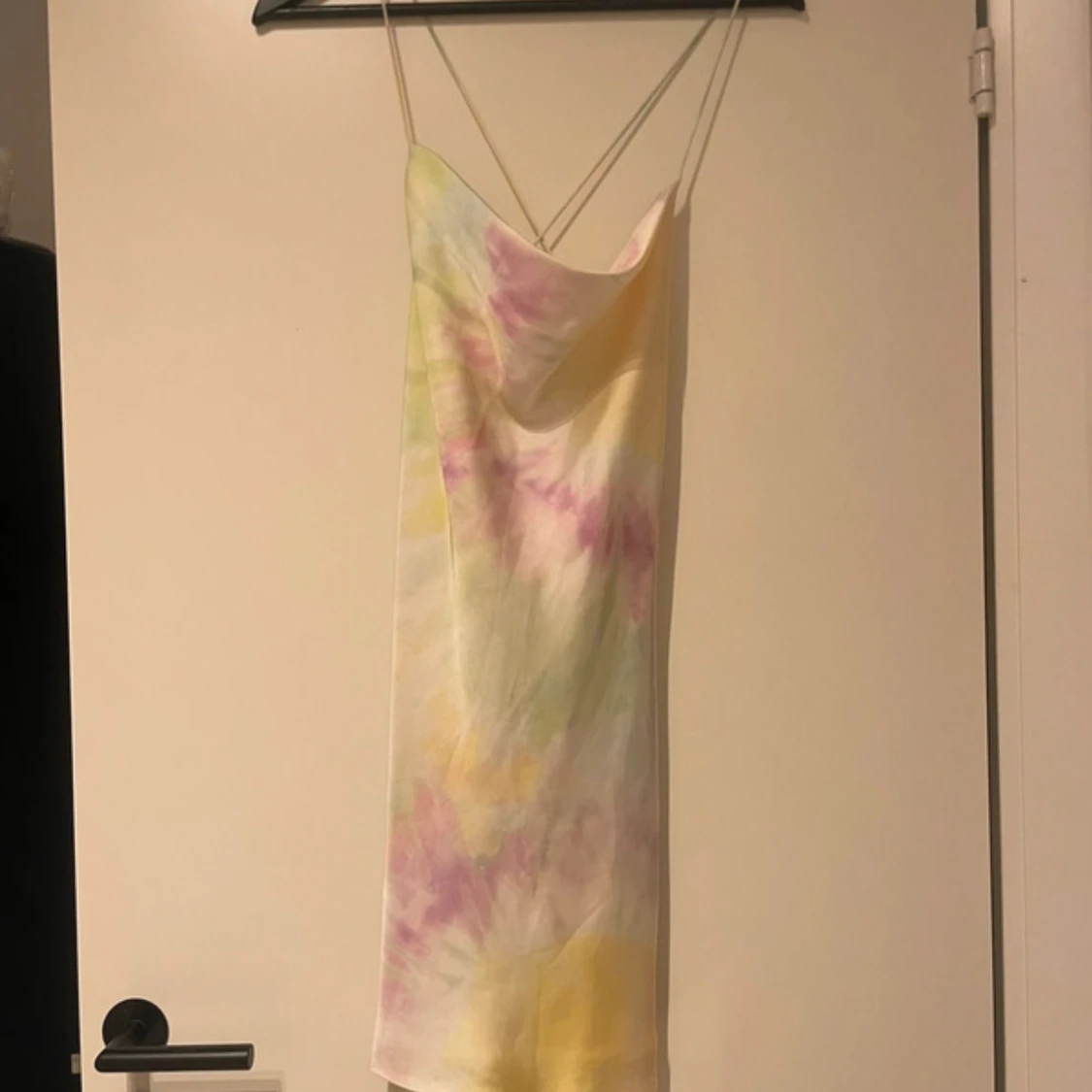 Pastellfärgad tie-dye kortklänning med öppen rygg - 2