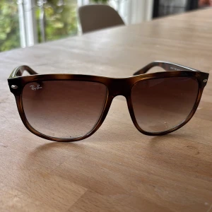 Ray-Ban Boyfriend - Säljer nu dessa sjukt snygga ray-ban boyfriend som är perfekta till sommaren, glasögonen är i toppskick och sjukt fina. Hör av er vid frågor:) nypris 1400kr;)