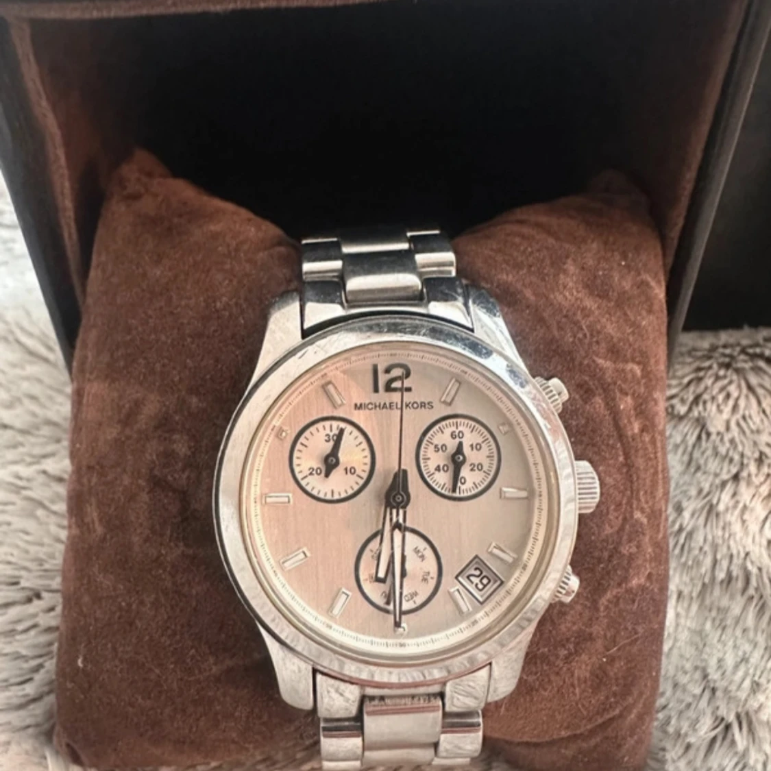Silverfärgad klocka från Michael Kors - 1
