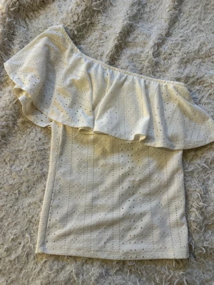 Linne one shoulder - En jättefin one shoulder tröja, i färgen vit. Aldrig använd endast testad!❤️