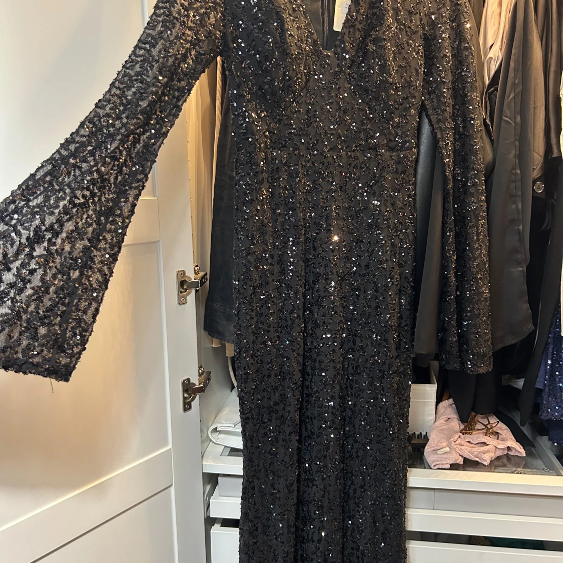 Svart paljettklänning från Vera & Lucy