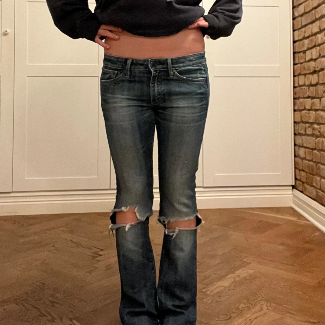 Lågmidjade blå jeans med slitningar