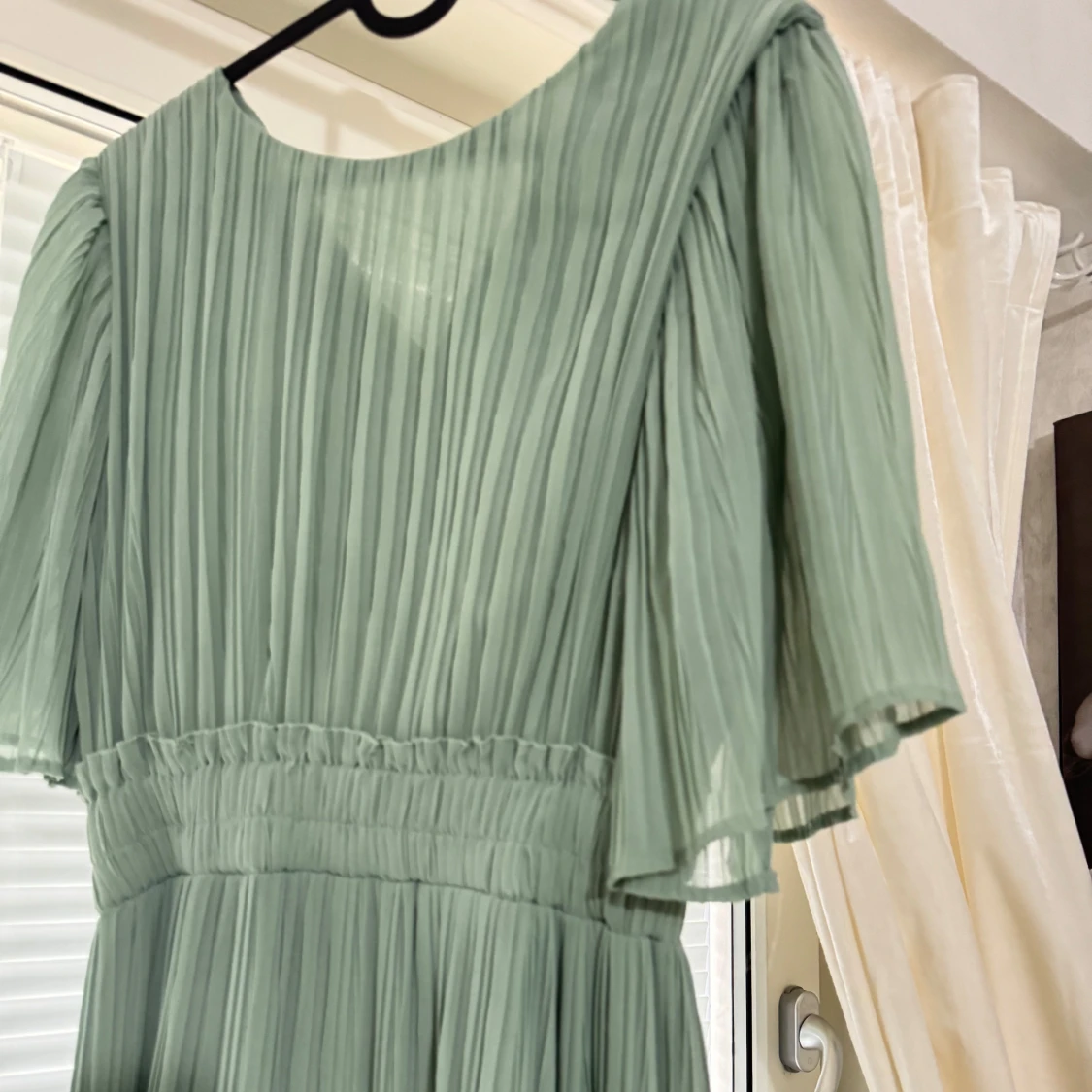 Ljusgrön plisserad långklänning - 1