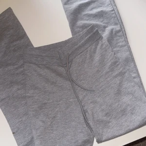 Grå mjukisbyxor från lager 157 - Säljer ett par grå mjukisbyxor i supermjuk från lager 157