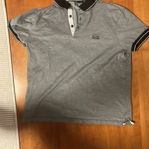 Hugo boss pike - Andvänd men fortfarande i bra skick. Äkta