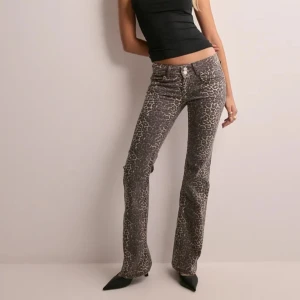 Leopardmönstrade bootcut jeans - As Snygga bootcut jeans med leopardmönster som endast är använda ca 3 gånger från Nelly i strl 34🩷skriv för fler bilder! 