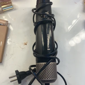 Remington Blow Dry & Style Caring 1000W Airstyler AS7500 - Multifunktionell varmluftsborste från Remington med flera utbytbara borsthuvuden. Perfekt för att styla och torka håret samtidigt. Kommer med tillhörande svart förvaringspåse och olika borsttillbehör för volym och form.