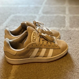 Beige Adidas Campus 00 sneakers - Beige Adidas Campus 00 sneakers i storlek 36 2/3. Som nya, knappt använda. Köparen betalar frakten. Skriv om ni har frågor🥰
