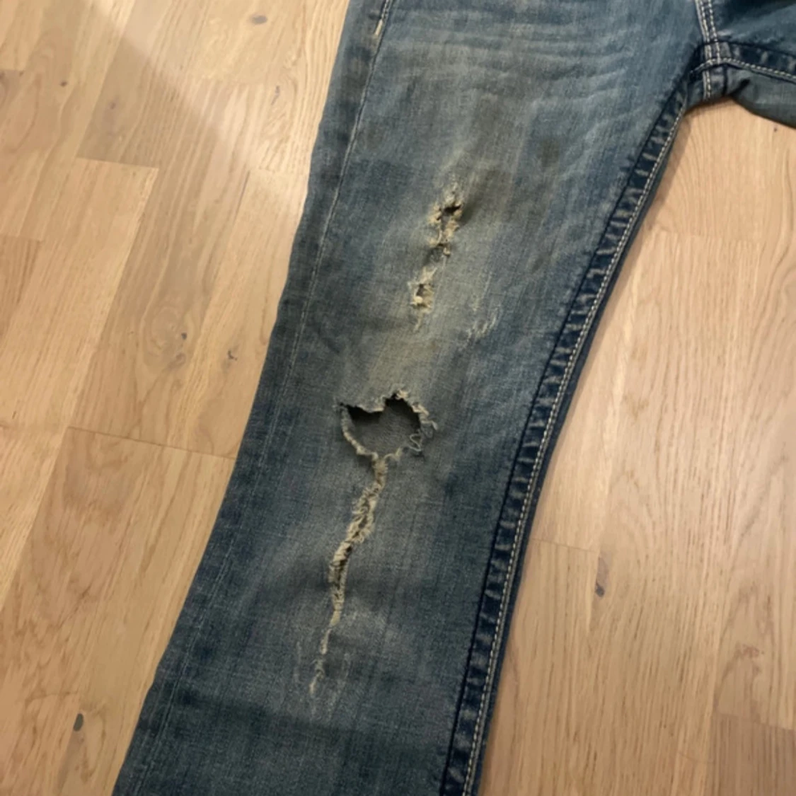 Miss Me jeans med slitningar och broderade bakfickor - 3