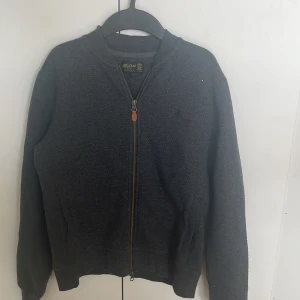 Full-zip tröja Morris  - Full-zip tröja från Morris i mycket bra skick. Väl skött och använd fåtal gånger. Passar dig som är 170 cm. Nypris 1800.Pris kan diskuteras. Skriv vid funderingar och frågor!