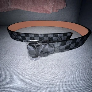 Svart bälte från välkänt märke - Snyggt till drip 