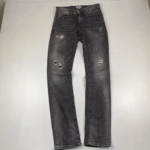 Tommy hillfiger Denim Jeans 💸💰 - Extremt feta jeans med slitningar på framsidan från Tommy hilfiger. De har en klassisk femficksdesign och en dragkedja. Perfekta för en avslappnad stil. Tveka inte om att skriva om du har några frågor. PRIS EJ HUGGET I STEN!