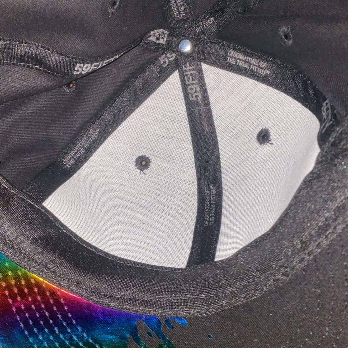 Svart keps med regnbågsfärgat stänkmönster - 4