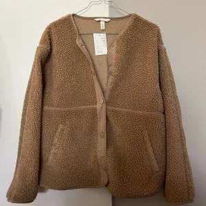 Teddy jacka  - Intressekoll på denna beige/bruna teddyjackan, aldrig använd, storlek S 🤍