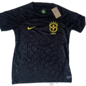 Brasil Nike Jersey - Säljer en svart Brasilien fotbollströja från Nike med Svart Phanter colorway. Dri-Fit Material. Inget fel med den alls bara att den är lite större i storlek. Står S i storlek men passar M (180cm+) Priset är självklart diskuterbart! 