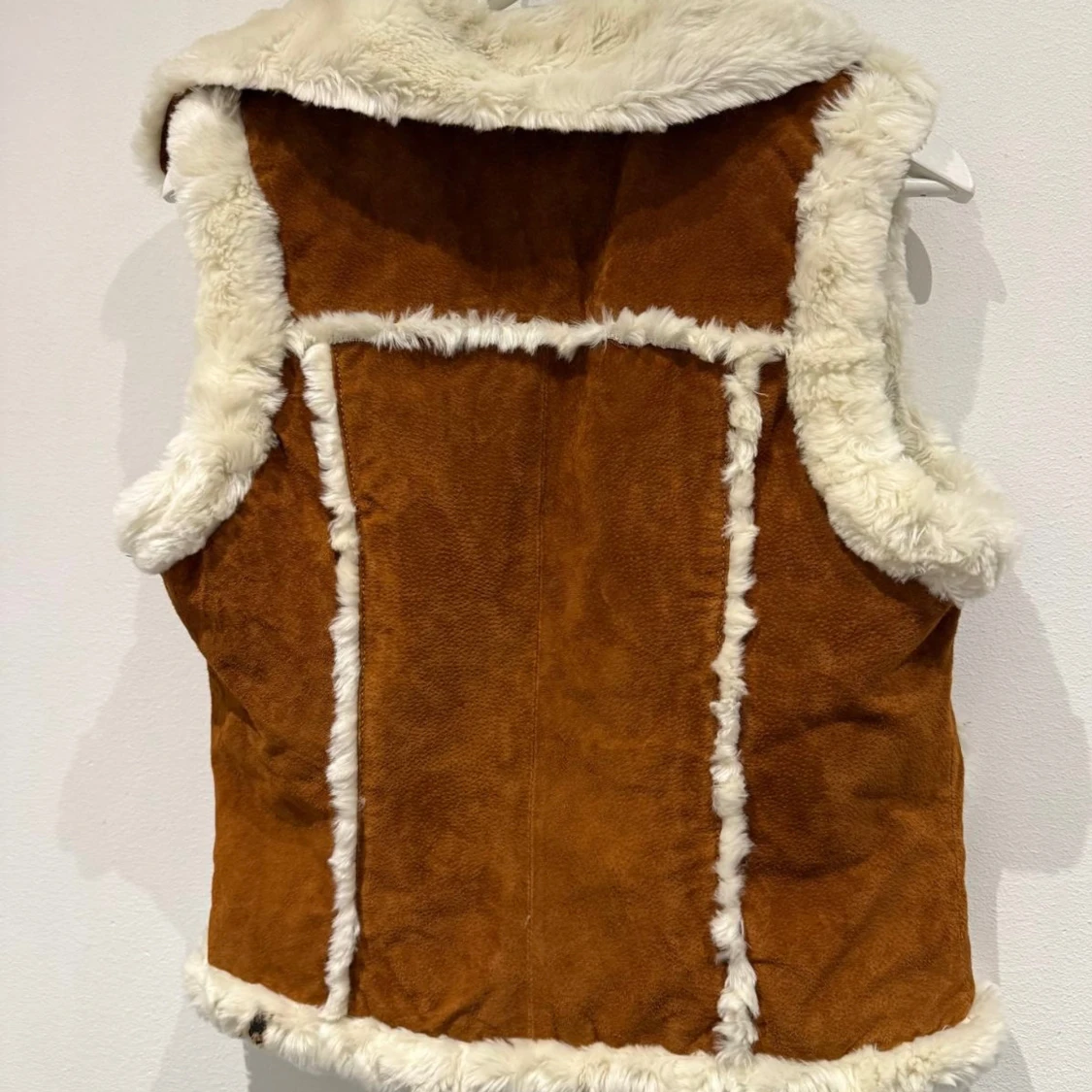 Brun pälsväst med vita detaljer - 2