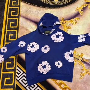 Denim tears hoodie - Säljer denim tears hoodie använd i några veckor, storlek s, skriv dm för mer bilder 