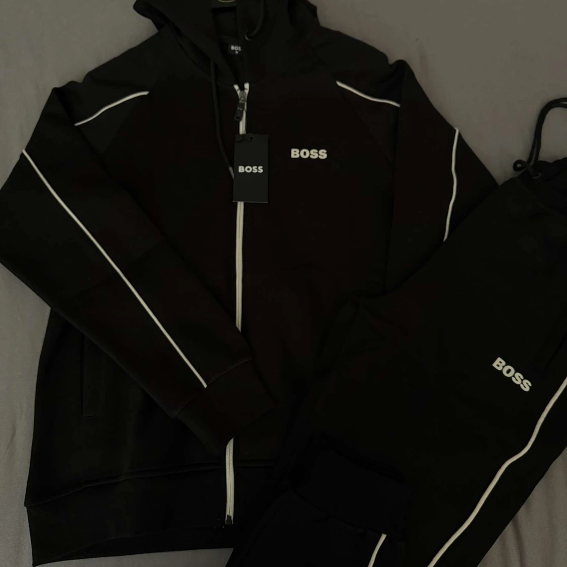 Svart hoodie med dragkedja från BOSS