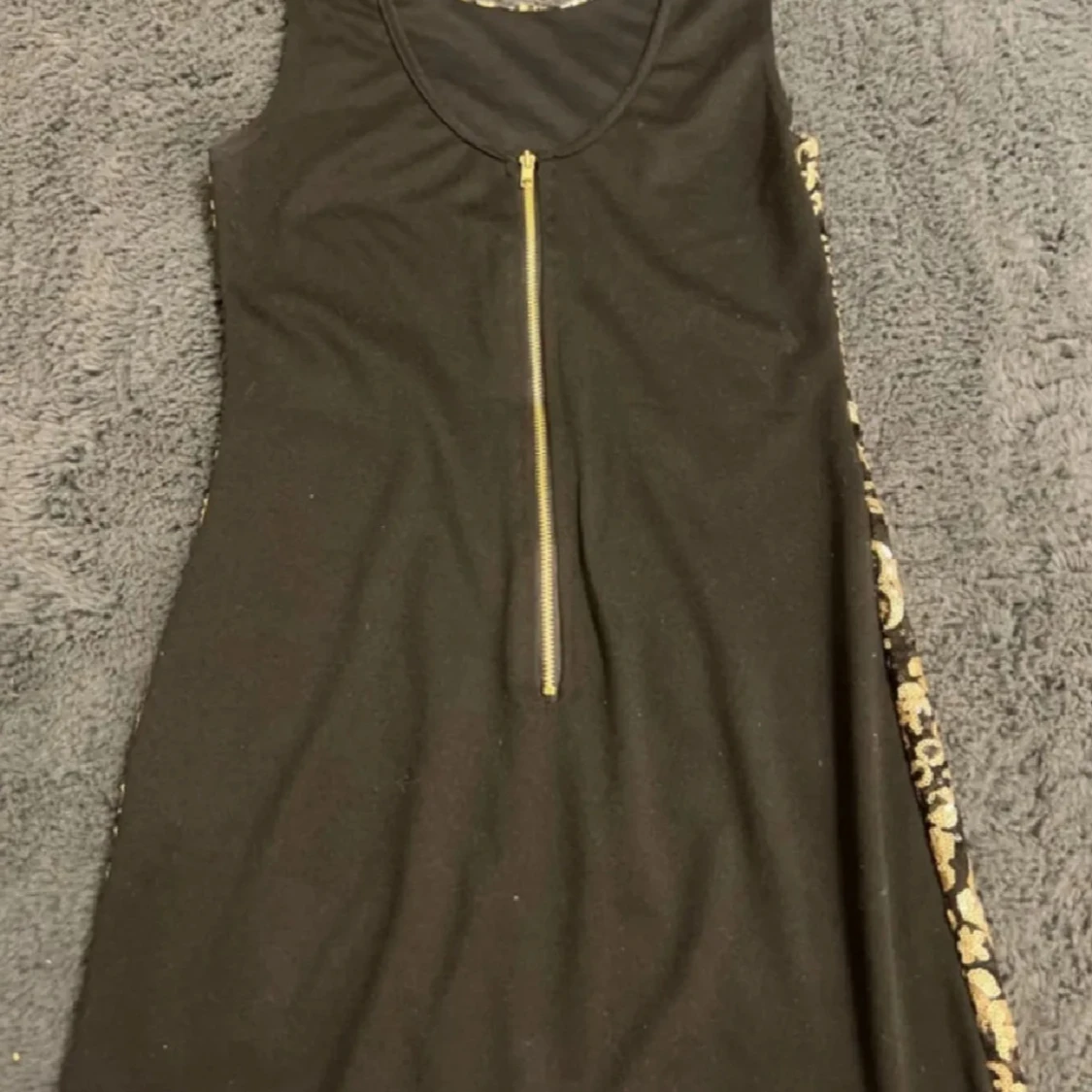 Svart och guld glittrig kortklänning - 2