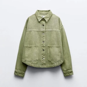 Ljusgrön jeansjacka från Zara  - Snygg ljusgrön jeansjacka med stora framfickor och silvriga knappar. Jackan har klassisk krage och avslappnad passform, perfekt att slänga över en topp. Enkel och stilren design som passar till mycket. Använd knappt ungefär 2-3 gånger inga defekter❤️
