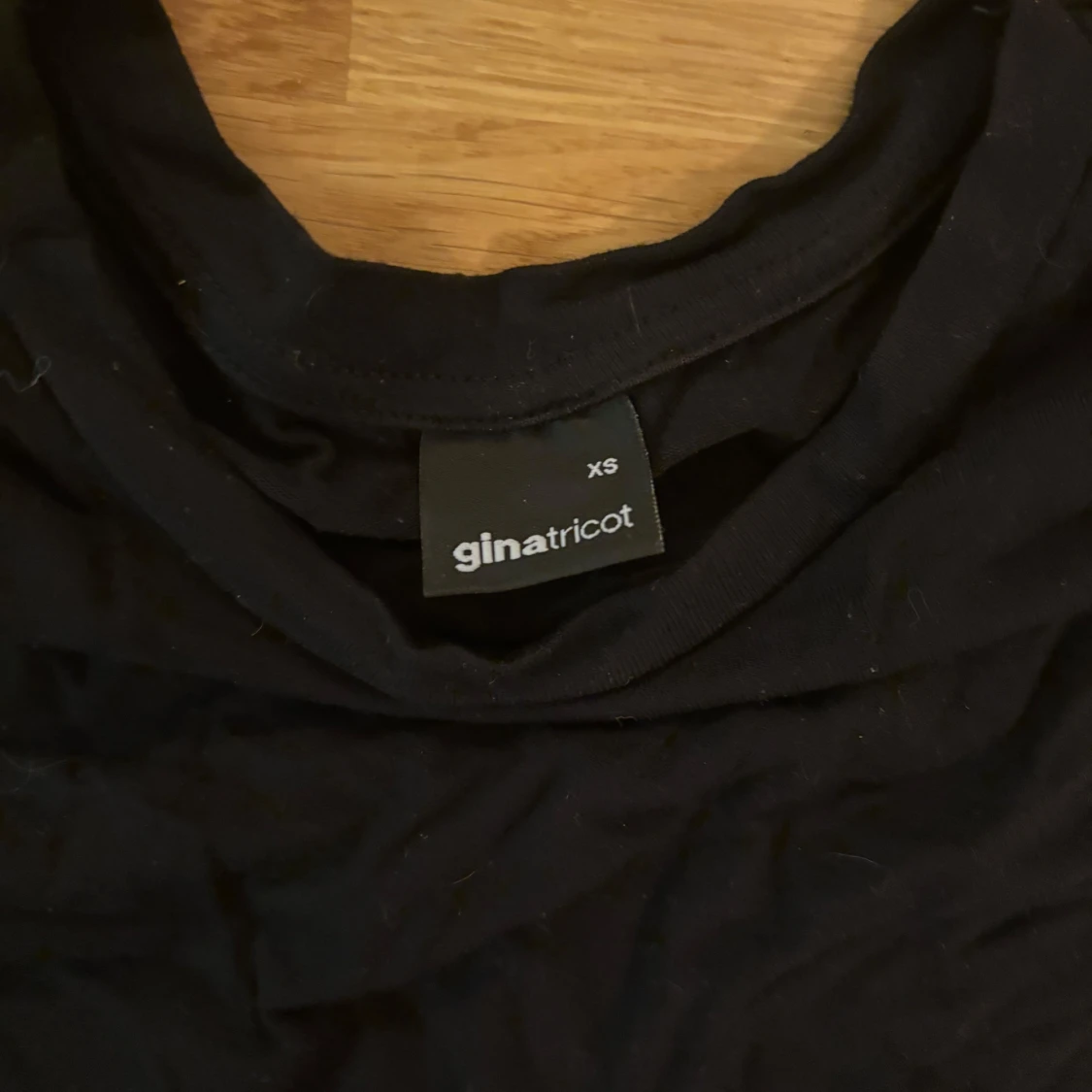 Svart t-shirt från Gina Tricot - 2