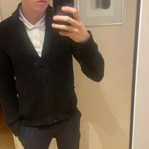 Svart stickad kofta från Replay - Säljer en svart stickad kofta från Replay .  Perfekt för kyligare dagar väldigt bra skick. Nypris runt 2000