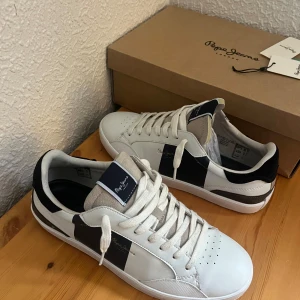Pepe jeans sneakers  - Säljer ett par snygga skor från pepe jeans. Skorna är som nya med in princip ingen tecken på användning sedan de har använts fåtal gånger. Allt og ingår! Nypris runt 1100kr. Hör av er även på den minsta lilla funderingen 😊MVH 🔥VGClothing🔥