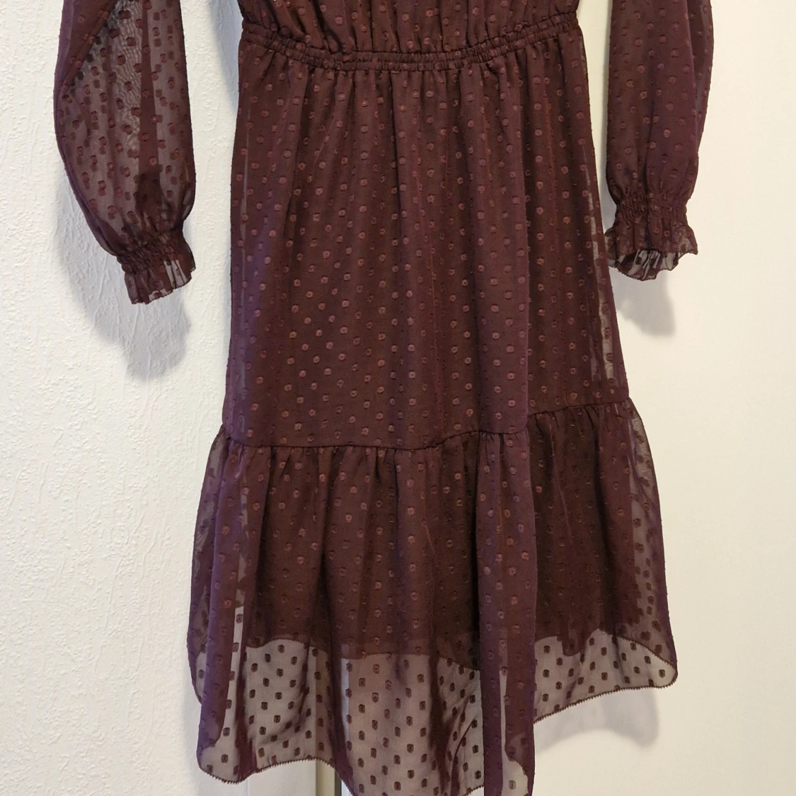 Vinröd prickig klänning med volang från H&M - 1