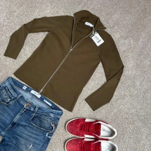 Köpt på brothers  - Storlek S, köp för 599. Nyskick och endast använd vid 1 tillfälle. Hör av dig vid frågor eller funderingar!