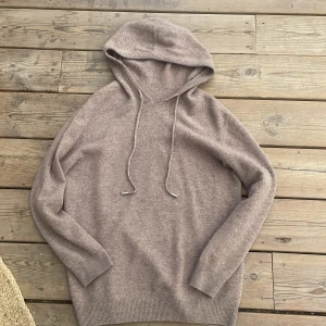 Beige hoodie i kashmir - Mysig beige hoodie i mjuk kashmir med huva ifrån masimodutti🌟 1300 kr ny peis säljer min för endast 399 kr priset är inte hugget i sten skriv vid minsta fråga