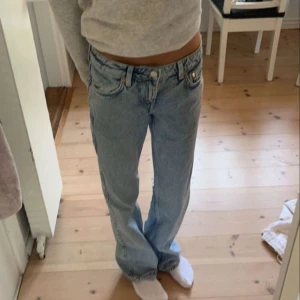 Ljusblå jeans  - Säljer ett par ljusblå jeans från Weekday i modellen ”arrow straight jeans”. Jeansen har låg midja och är i den poplulära färgen Summer Blue som inte säljs längre. Jeansen är helt oanvända då jag beställde fel storlek, men har klippt små hål på insidan av midjan för att sätta in ett snöre att kunna spänna åt midjan med (sista bilden). Inget som syns eller märks på utsidan. 
