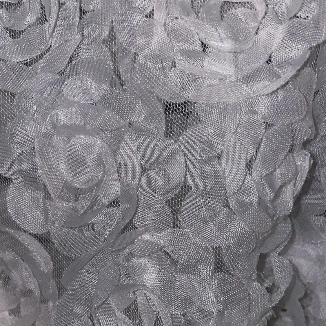 Vit blommig blus med spetsdetaljer - 1