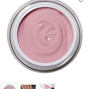 Strawbery milk gelé från miss fancy  - Säljer en burk med rosa gelé för naglar, perfekt för både nybörjare och proffs. Gelén har en krämig konsistens som inte rinner ut i kanterna och passar bra för reverse-teknik. Härdas i LED eller UV-lampa. Aldrig använt men öppnad burk och har rört om lite i den