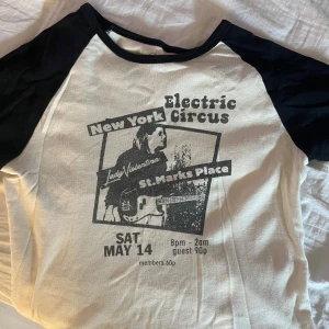 Brandy T-shirt - Säljer min tshirt från brandy melville 🥰storleken är one size men skulle säga den passar xs/s