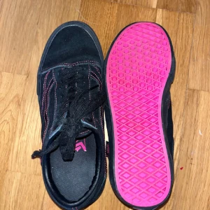 Svart rosa vans - Skit snygga Vans, går ej att köpa längre. Inte använt så mycket⭐️