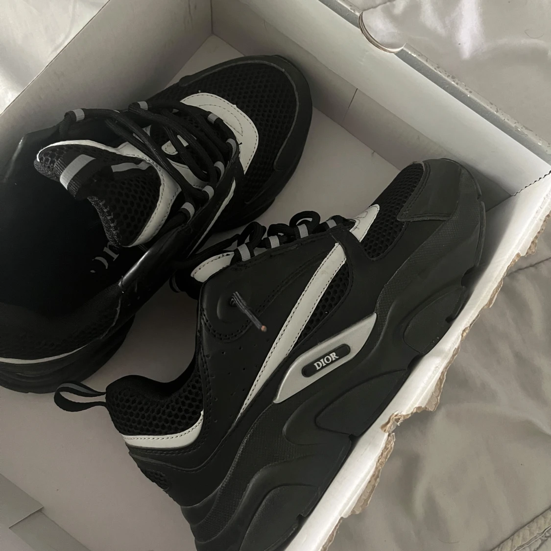 Svarta D1or sneakers med vita detaljer