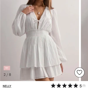 Vit klänning nelly  - Superfin vit klänning från Nelly i strl 38! Helt oanvänd, perfekt till student, midsommar eller annat! Nypris 499 jag säljer för 300🥰