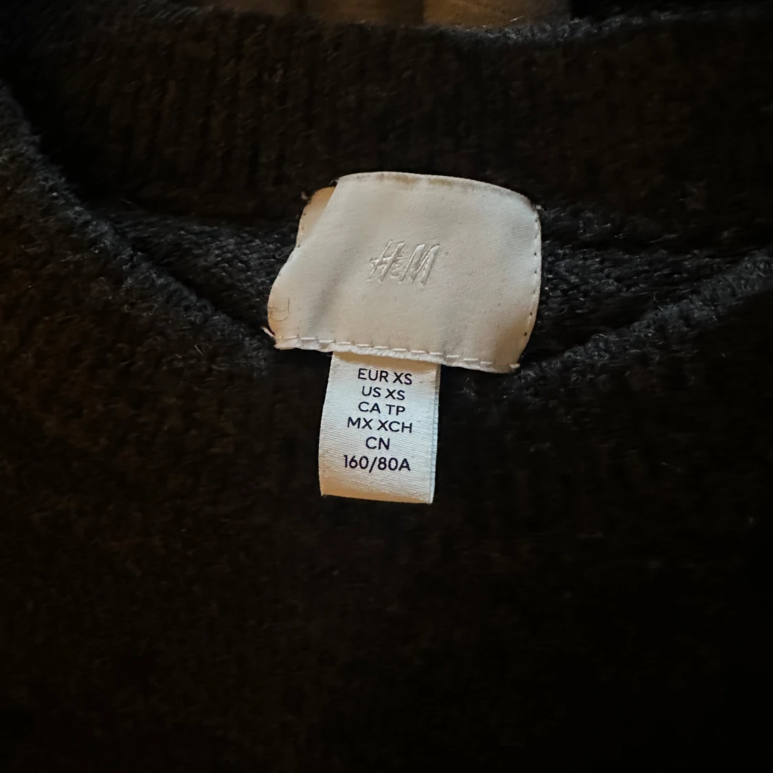 Mörkgrå stickad tröja med pärlor från H&M - 2