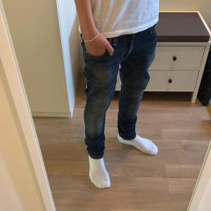 Nudie jeans  - Skit feta jeans som sitter perfekt. Använd ett fåtal gånger, inga defekter. Nypris 1800 vårat pris 499 mycket bra pris, förts till kvarn🤝🤝