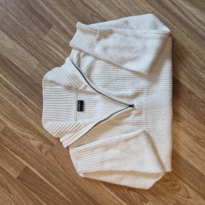 Tröja köpt på Intersport - Tröja. Aldrig använd utan endast provad.