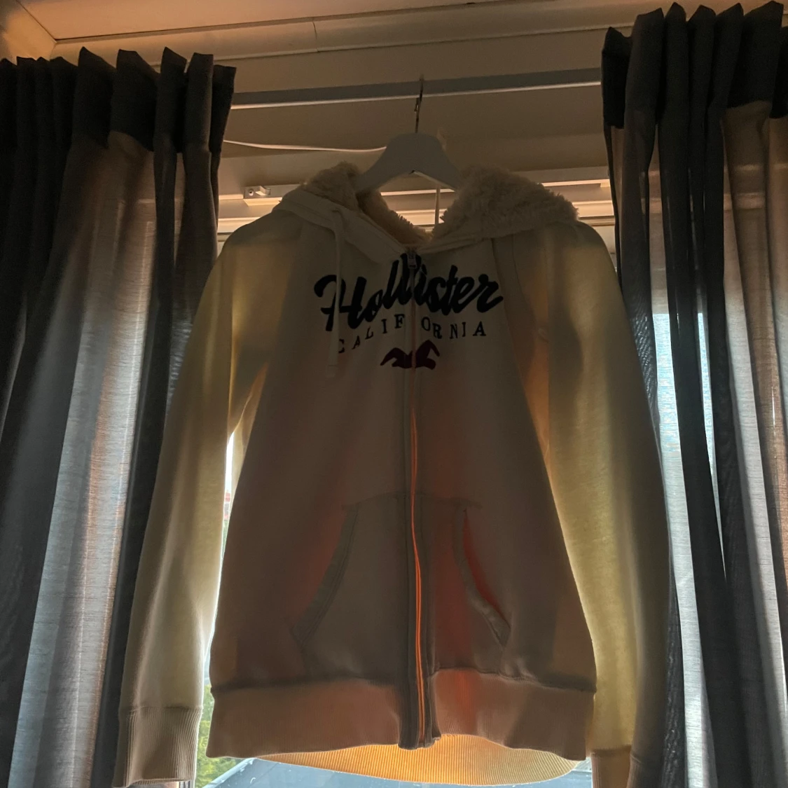 Vit hoodie från Hollister med teddyfoder - 2