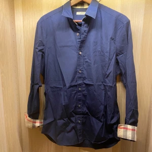 Burberry skjorta  - Hej! Säljer nu min skjorta från märket Burberry , storlek M bra skick, givetvis äkta. Tveka inte på att höra av dig om du har frågor eller funderingar kring skjortan!