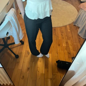  Low waisted Kostymbyxor från Nelly - Byxorna är i fint skick endast använda ett fåtal gånger!! Jag tycker själv att de är midwaisted men de ska vara low waisted. Köpta för 399kr