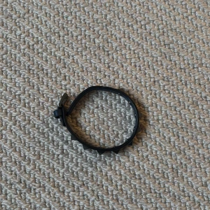 Svart armband med nitar från Valentino Garavani - Säljer detta snygga, helt oanvända Valentino Garavani armbandet med silvriga pyramidformade nitar. Armbandet är gjort i skinn och har justerbart spänne. Kommer med originalpåse från Valentino. Skriv om ni har fler frågor🔥