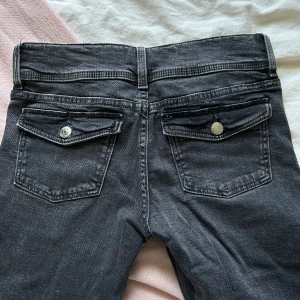 Gina jeans💕 - Säljer ett par jeans ifrån Gina Young, storlek 158, men passar även xs/s💕Jeansen är i en tvättad svart färg som syns på bilden! Endast använda 2 gånger!!!Pris går att diskutera💖