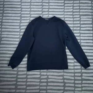 Ralph Laurent crewneck - Säljer nu en Ralph Laurent crewneck i 9/10 skick. Tröjan är i storlek Barn 14-16 år men passar Xs. Killen på bilden är 172 cm lång. Skriv vid fler frågor!