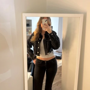 Jeansjacka - Säljer en svart croppad jeansjacka från Topshop i storlek S. Säljs pga att jag ej använder den längre. 