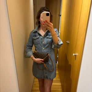 Jeansklänning - Asså woowwwww klänning! Passar till allt 🥹🥹🥹🥹🥹🥹🥹🥹 